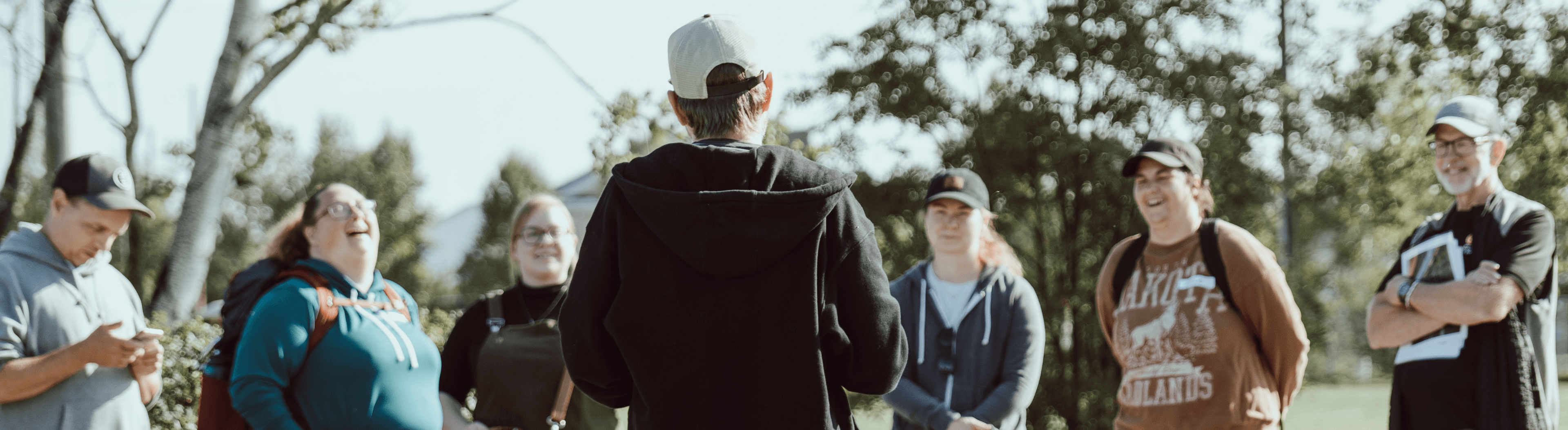 Homme avec un sweat à capuche noir face à une femme
